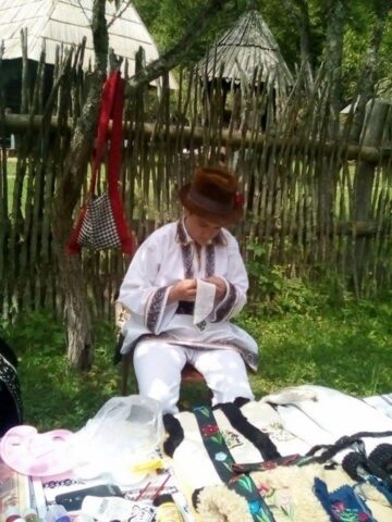 Andrei Botez (Școala Regina Elisabeta Rădăuți) a obținut Premiul I la broderie pe piele
