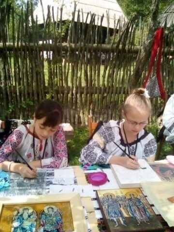 Delia Ocheană, premiul III, la pictat icoane pe sticlă, și Diana Cimpoi, premiul I, la icoane pe lemn