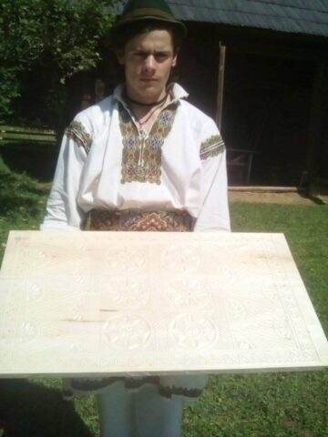 Premiul I a primit Mihai Țarcă (Clubul Copiilor Vatra Dornei), la secțiunea de prelucrare artistică a lemnului