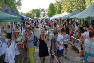 În ciuda caniculei, sute de vizitatori au venit din prima zi a târgului