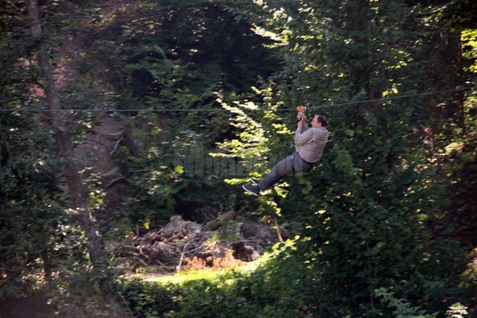 Flutur a încercat tiroliana de peste râul Moldova