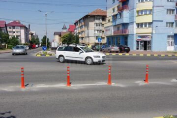 Accesul de pe strada Bistriței este restricționat doar pe banda a doua, prin stâlpișori rutieri