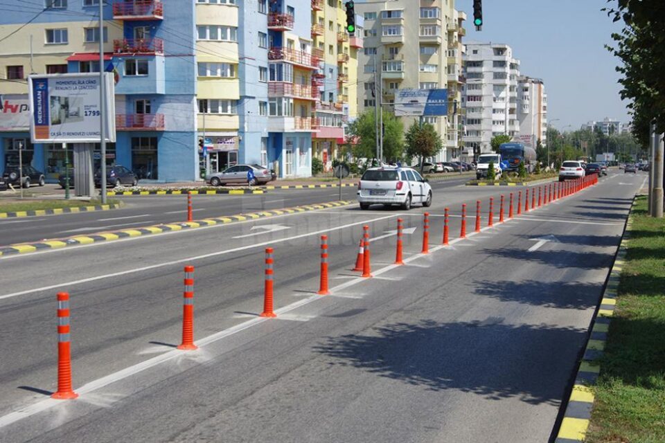 Noua bandă rapidă de trafic de pe bulevardul principal, creată odată cu montarea stâlpișorilor rutieri