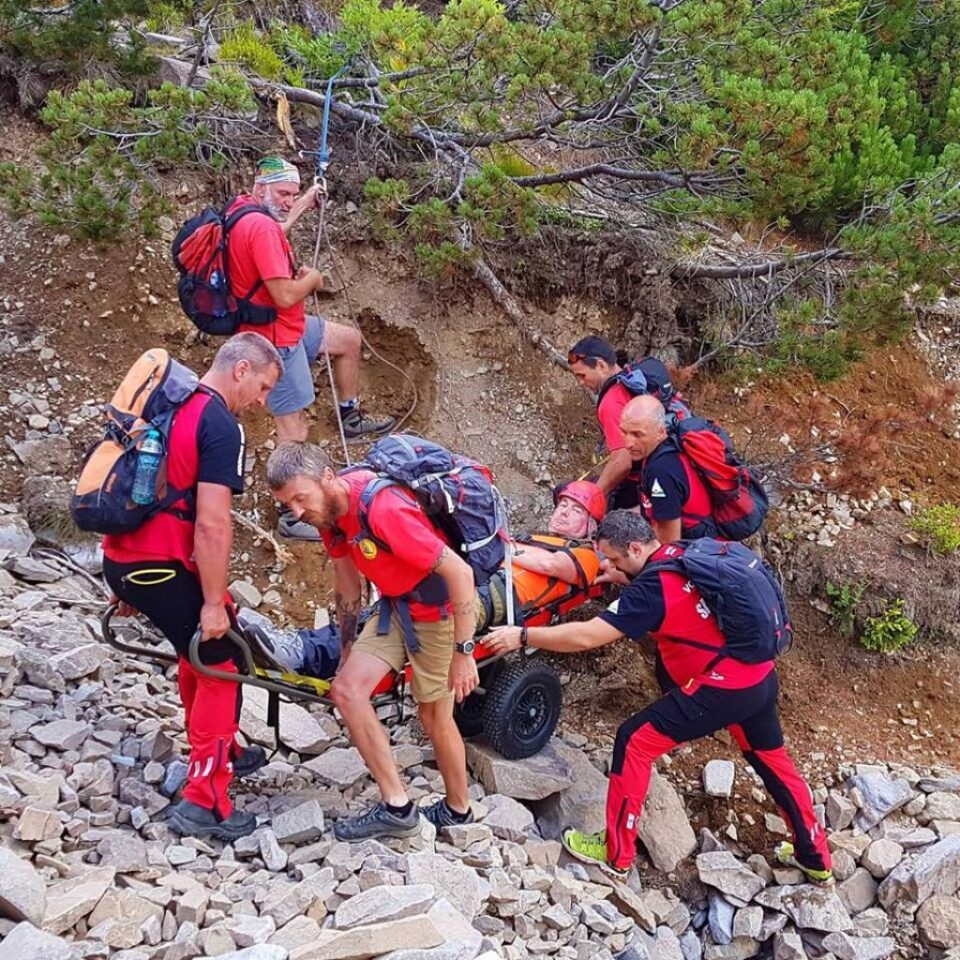 Barbatul a fost coborât în condiții de siguranță de salvamontiști
