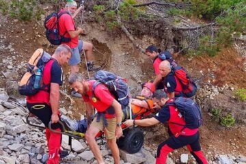 Barbatul a fost coborât în condiții de siguranță de salvamontiști