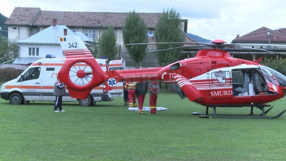 Unul dintre copii, aflat în stare gravă, a fost transportat de urgență cu elicopterul la un spital din municipiul Iași, pentru tratament de specialitate Unul dintre copii, aflat în stare gravă, a fost transportat de urgență cu elicopterul la un spital din municipiul Iași, pentru tratament de specialitate
