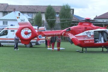 Unul dintre copii, aflat în stare gravă, a fost transportat de urgență cu elicopterul la un spital din municipiul Iași, pentru tratament de specialitate