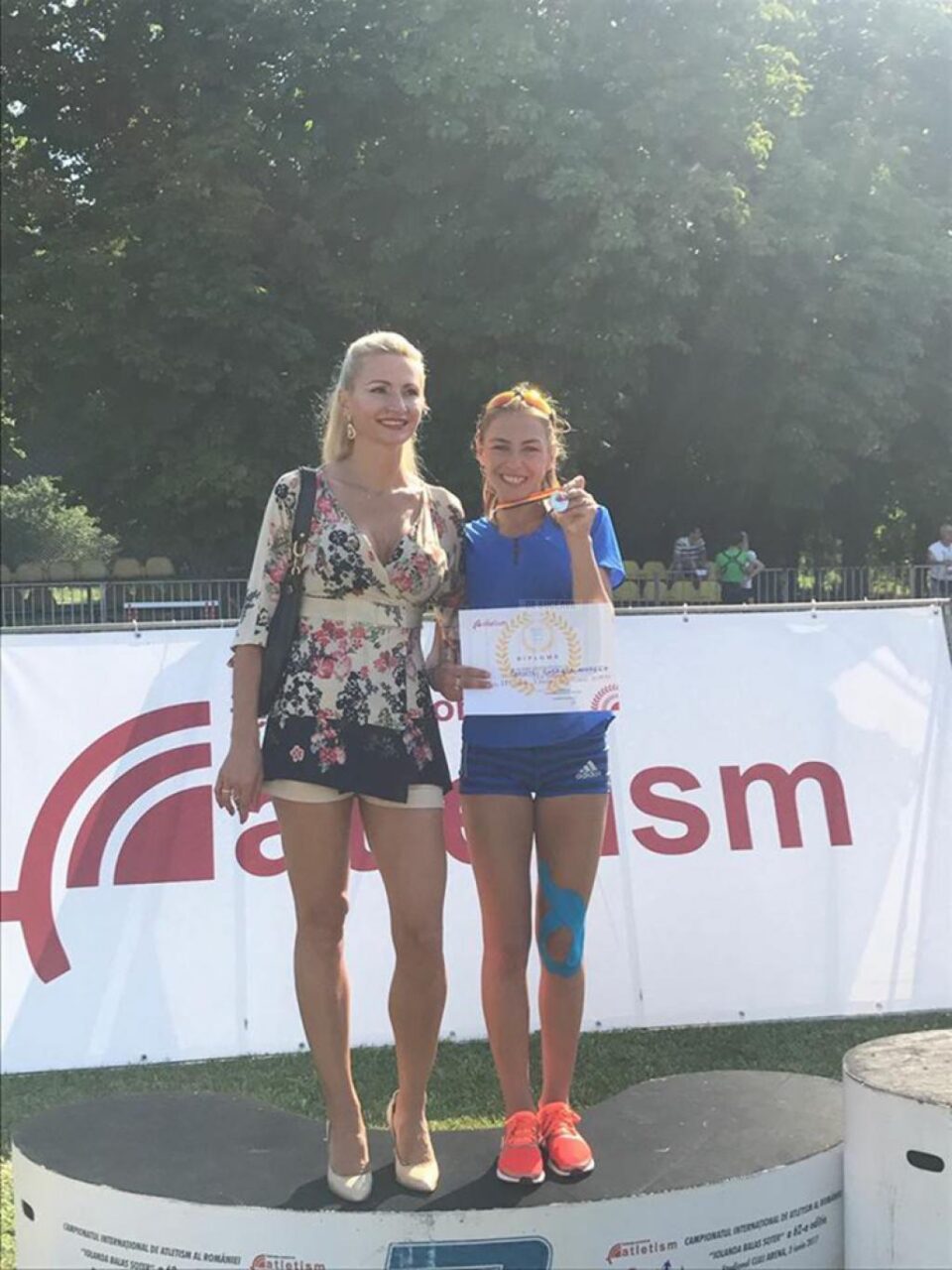Antrenoarea Erzilia Țîmpău alături de sportiva Gabriela Andreea Doroftei