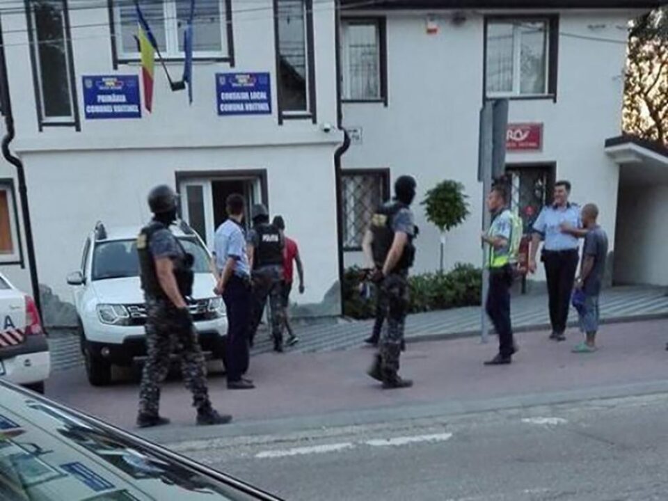 Suspecții care i-au agresat pe cei doi polițiști au fost audiați la sediul politiei din Voitinel Sursa foto - Corneliu Rusu