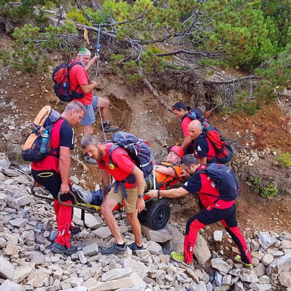 Bărbatul a fost coborât de pe munte cu o targă mobilă