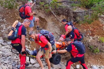 Bărbatul a fost coborât de pe munte cu o targă mobilă