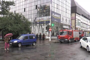 Incendiul a izbucnit în jurul orei 07.00, în subsolul clădirii, fiind observat de trecători care au sunat la 112
