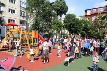 Zeci de locuri de joacă din Suceava intră în programul de reparații