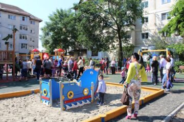Zeci de locuri de joacă din Suceava intră în programul de reparații
