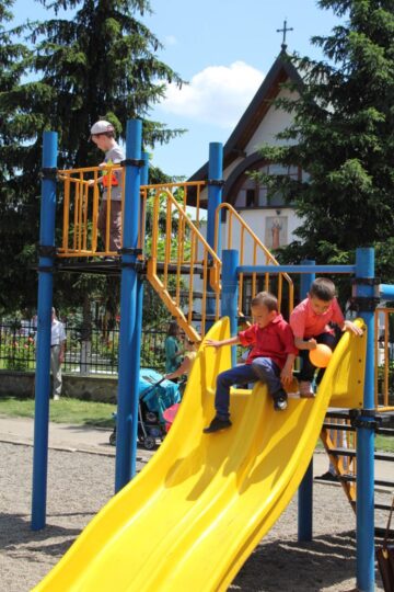 Zeci de locuri de joacă din Suceava intră în programul de reparații