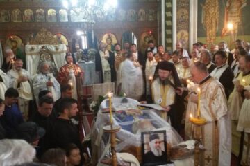 La slujba înmormântării au participând preoți de la parohii din Arhiepiscopia Sucevei și Rădăuților, slujitori din diverse eparhii, foști colegi, colaboratori sau elevi ai părintelui