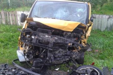 Cele două mașini au intrat în coliziune violentă