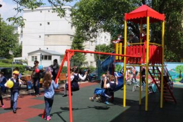 Zeci de locuri de joacă din Suceava intră în programul de reparații