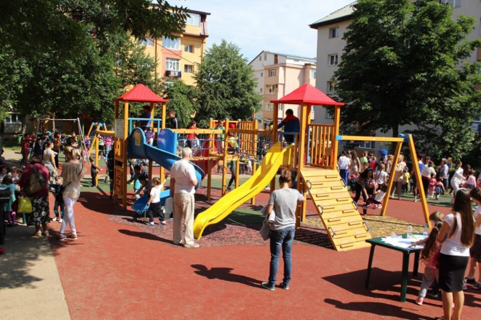 Zeci de locuri de joacă din Suceava intră în programul de reparații