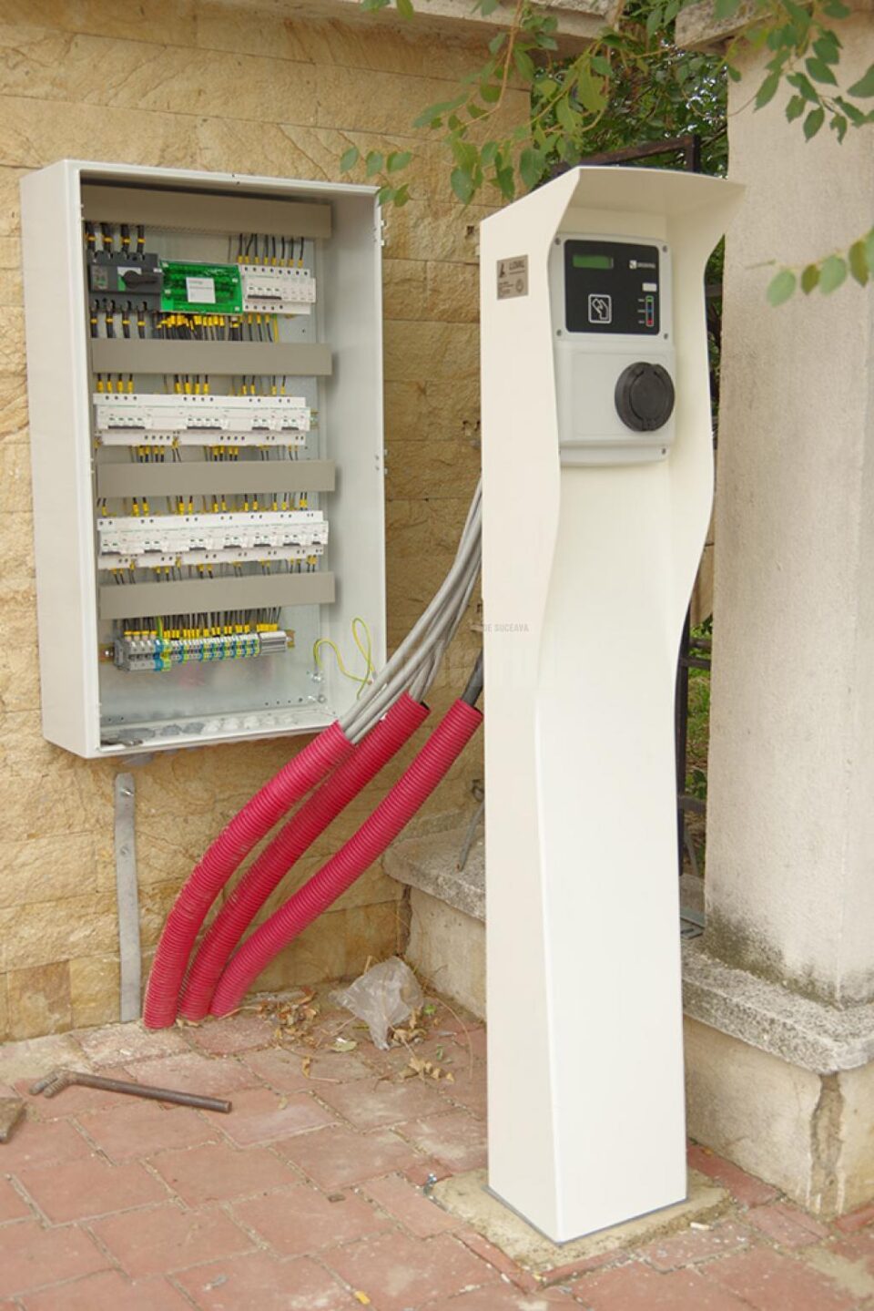 Primele stații de încărcare a mașinilor electrice au apărut în parcarea Primăriei Suceava