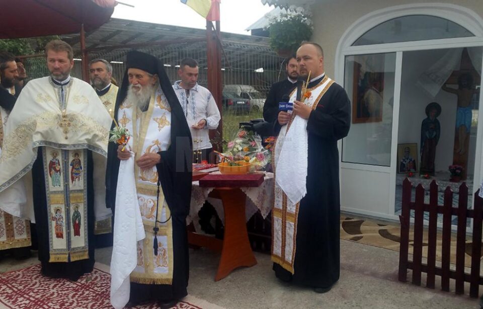 IPS Pimen, Arhiepiscopul Sucevei și Rădăuților, împeună cu un sobor de preoți, a oficiat slujba de sfințire a troiței, aflată pe drumul principal ce leagă comuna Bogdănești de comuna Râșca IPS Pimen, Arhiepiscopul Sucevei și Rădăuților, împeună cu un sobor de preoți, a oficiat slujba de sfințire a troiței, aflată pe drumul principal ce leagă comuna Bogdănești de comuna Râșca