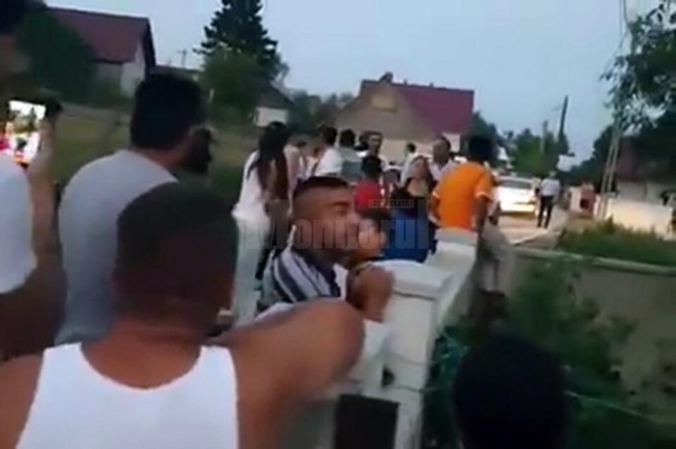 Romii adunați în stradă i-au înjurat și amenințat pe polițiști, inclusiv pe mascații care au venit în apărarea lor