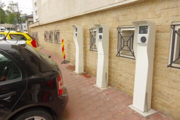 Primele stații de încărcare a mașinilor electrice au apărut în parcarea Primăriei Suceava