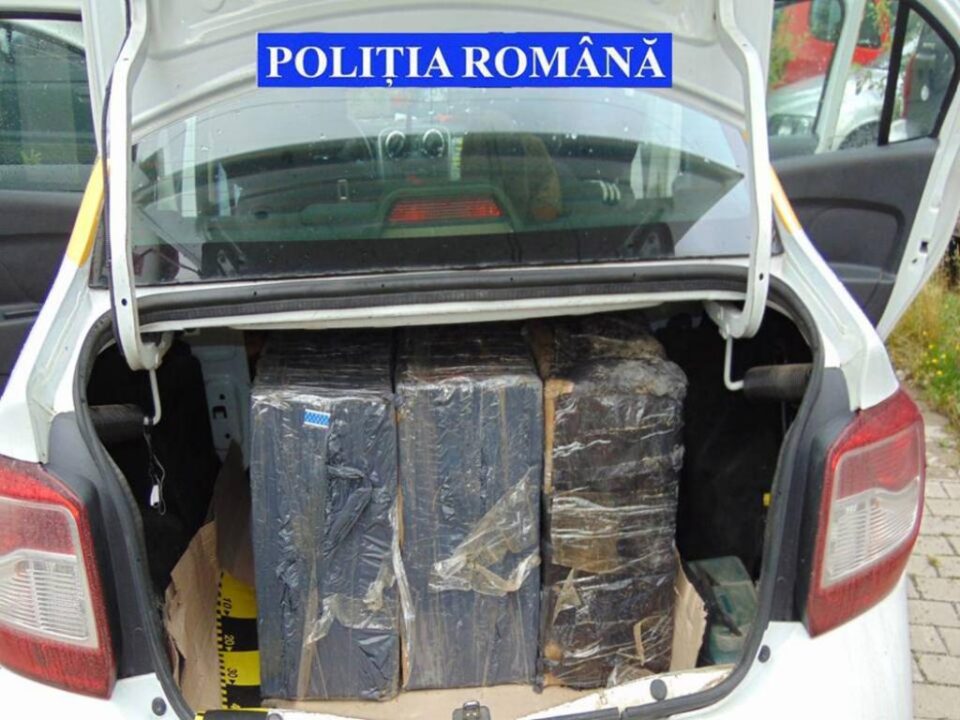 Mașină încărcată cu țigări, depistată la intersecția a două drumuri naționale