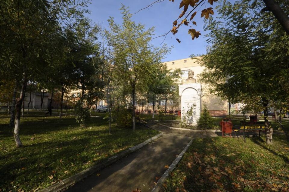 Parcul din fata Scolii nr. 9 Ion Creanga
