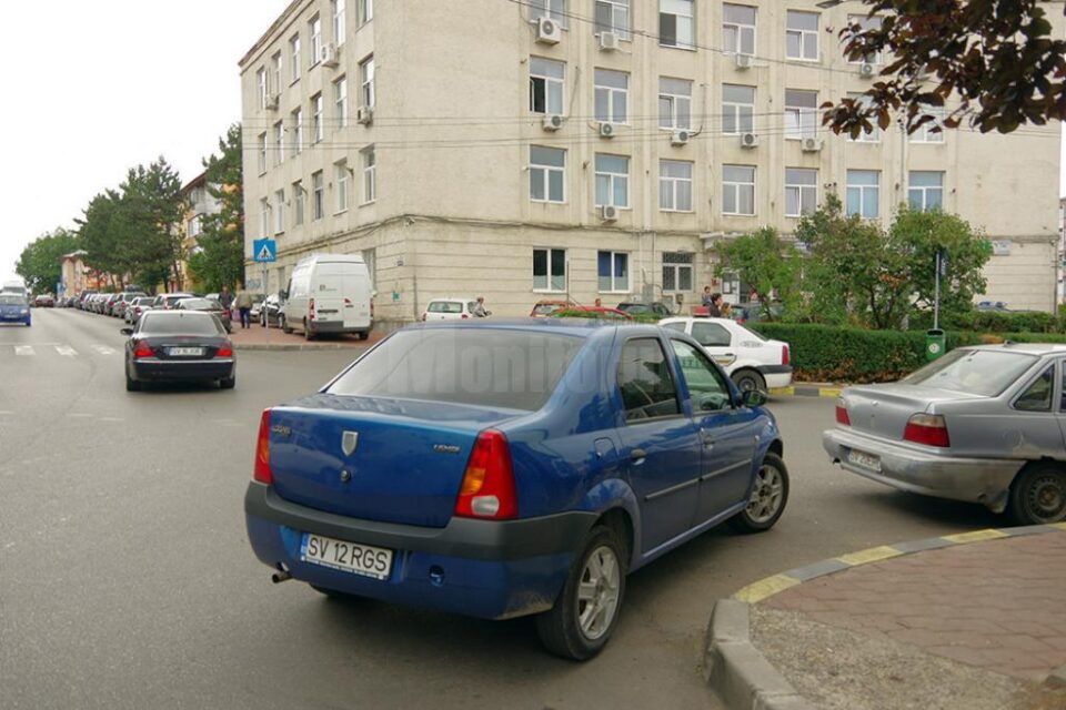 Parcarea în bătaie de joc din fața Policlinicii Areni din Suceava