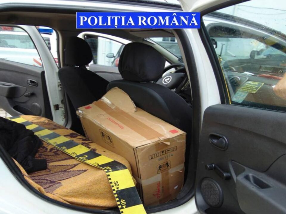 Mașină încărcată cu țigări, depistată la intersecția a două drumuri naționale