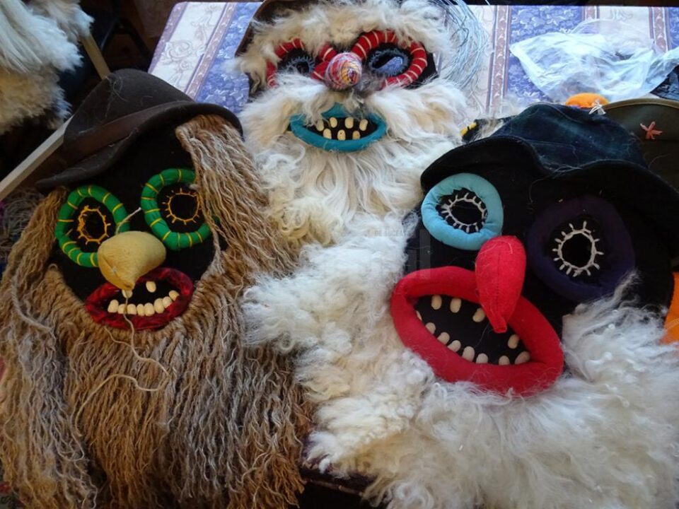 25 de copii și tineri cu dizabilități de la Gura Humorului învață cum se țese manual la războiul tradițional