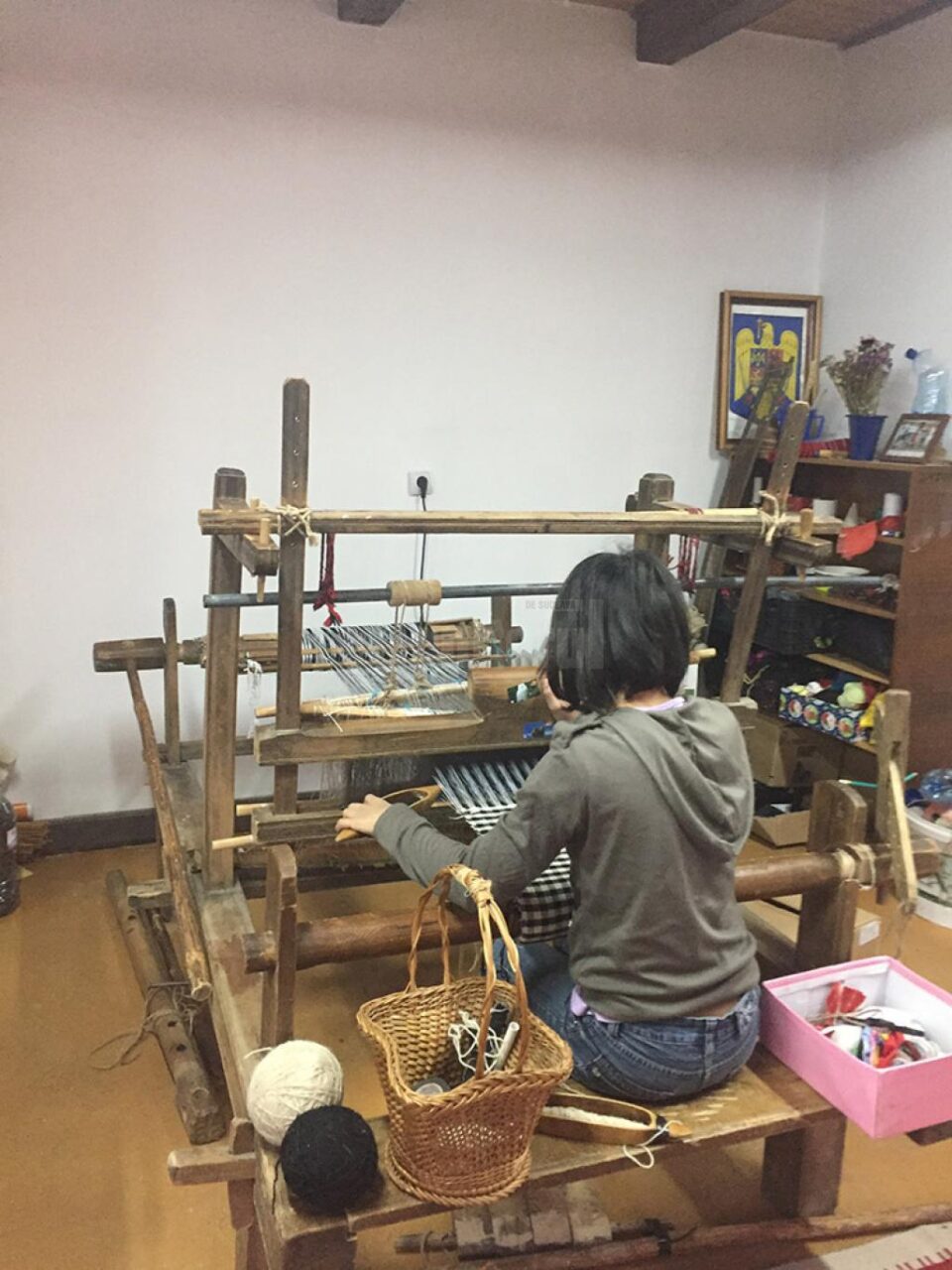 Copii și tineri cu dizabilități de la Gura Humorului învață cum se țese manual la războiul tradițional