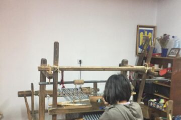 Copii și tineri cu dizabilități de la Gura Humorului învață cum se țese manual la războiul tradițional