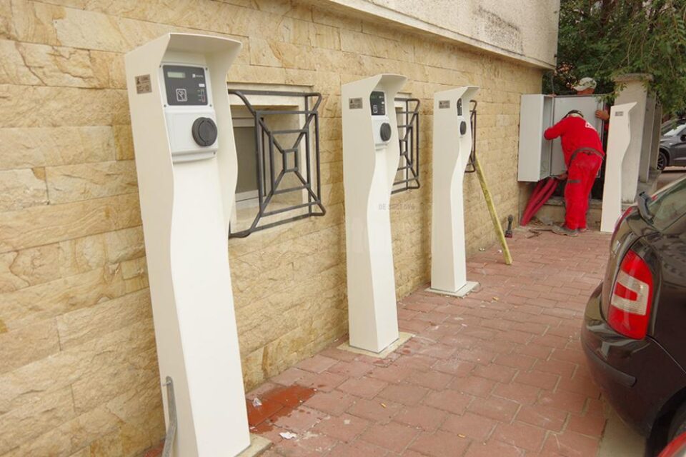 Primele stații de încărcare a mașinilor electrice au apărut în parcarea Primăriei Suceava