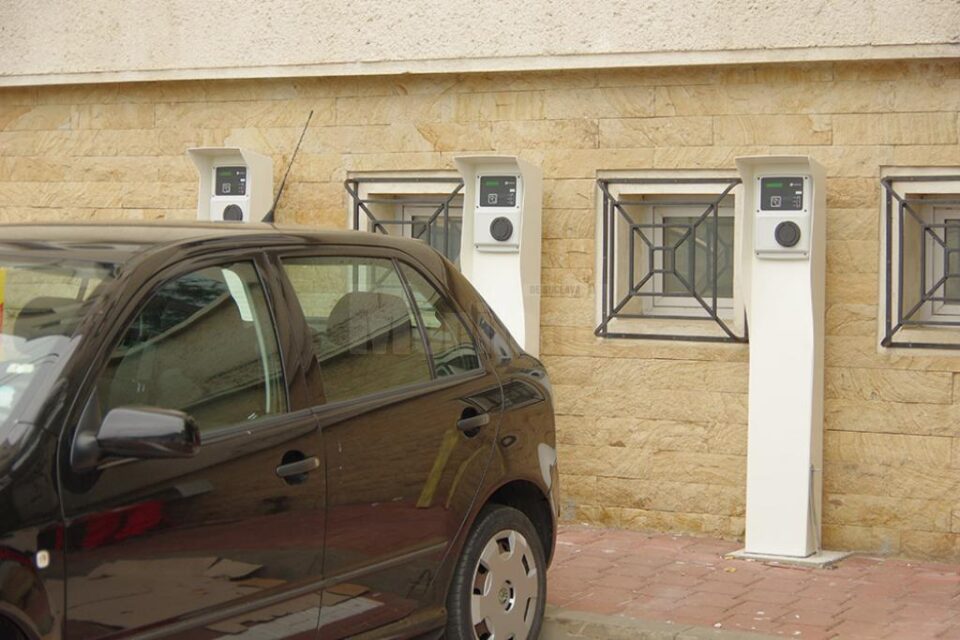 Primele stații de încărcare a mașinilor electrice au apărut în parcarea Primăriei Suceava