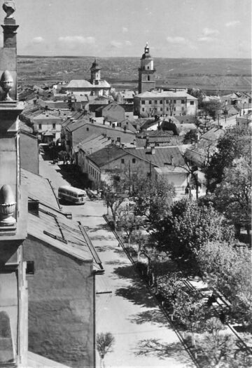 Strada Ștefan cel Mare privită de pe clădirea Prefecturii de astăzi, la începutul anilor 60