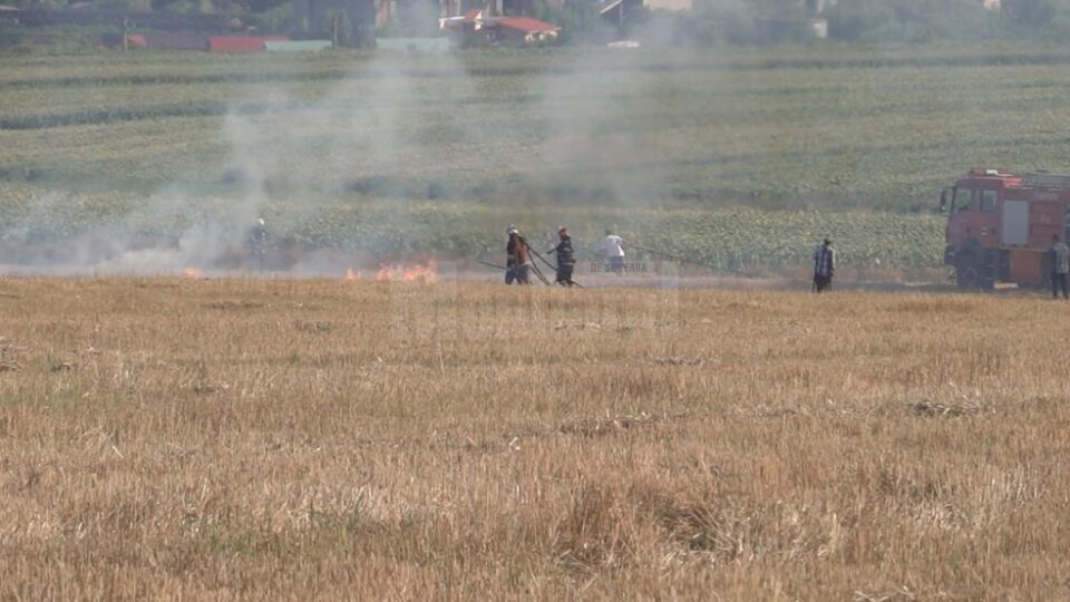Peste 10 hectare de miriște cuprinse de flăcări, de la o balotieră care a luat foc în mers