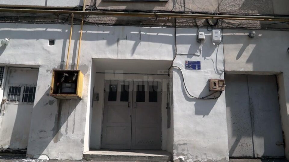 Femeia a fost snopită în bătaie, după ce a intrat în scara blocului de pe strada Maior Ioan din Fălticeni