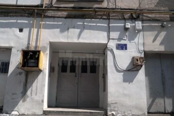 Femeia a fost snopită în bătaie, după ce a intrat în scara blocului de pe strada Maior Ioan din Fălticeni