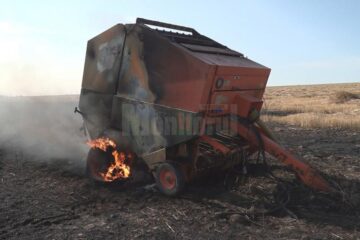 Se pare că balotiera a luat foc în timpul acțiunii de balotare, în timp ce era remorcată de un tractor