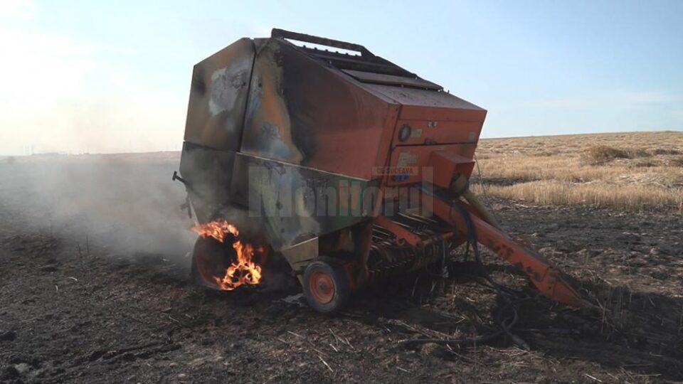 Se pare că balotiera a luat foc în timpul acțiunii de balotare, în timp ce era remorcată de un tractor