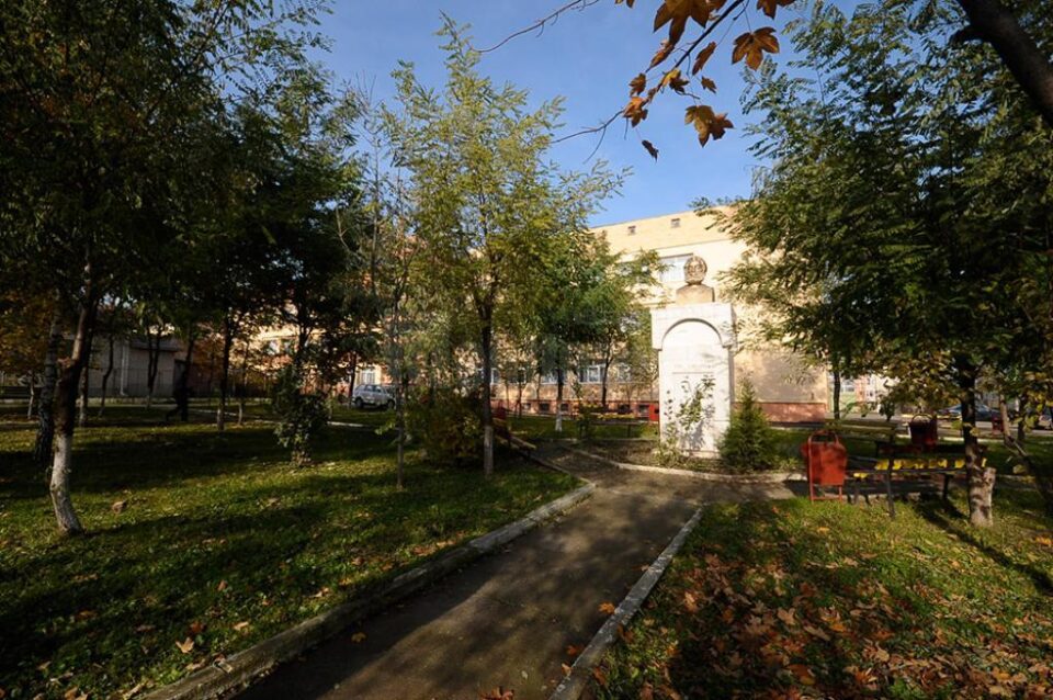 Parcul Școlii „Ion Creanga” Suceava, în locul căruia s-ar putea construi grădinița
