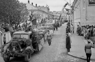 Defilare de 1 Mai, pe strada Ștefan cel Mare din oraș, prin fața Prefecturii de astăzi