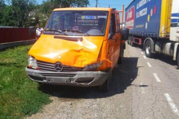 Șoferul autoutilitarei Mercedes nu a mai putut evita impactul cu autoturismul din față