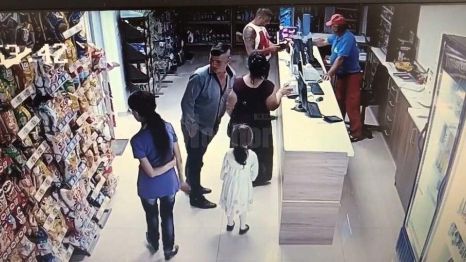 Femeia a văzut pachetele de telefonie pe tejghea și s-a apropiat