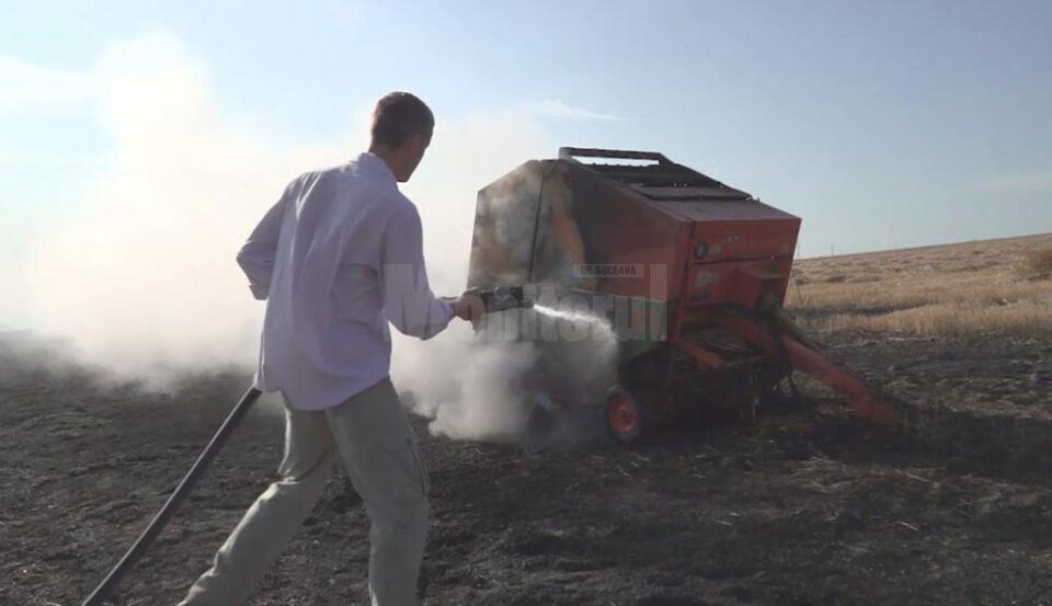 Pompierii împreună cu voluntarii au reușit să stingă miriștea aprinsă și utilajul care a provocat incendiul Pompierii împreună cu voluntarii au reușit să stingă miriștea aprinsă și utilajul care a provocat incendiul