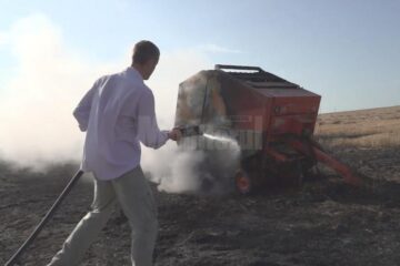 Pompierii împreună cu voluntarii au reușit să stingă miriștea aprinsă și utilajul care a provocat incendiul