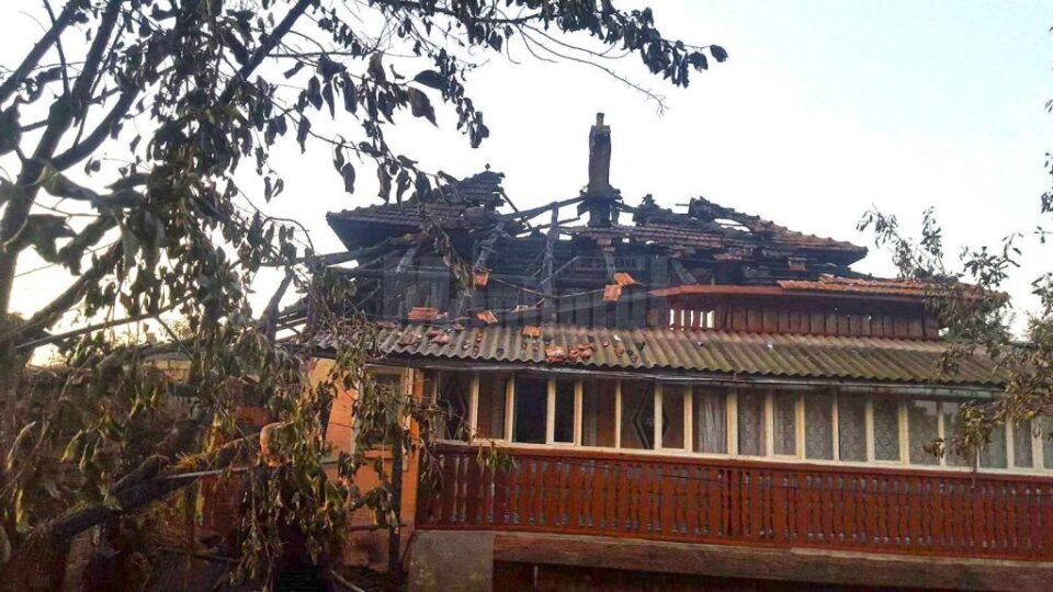 In urma incendiului acoperisul casei a fost distrus