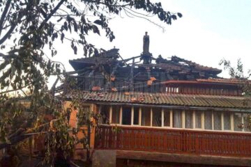 In urma incendiului acoperisul casei a fost distrus